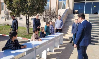 Birçok öğrenciye çalışma masası ve sandalye desteği sağlandı