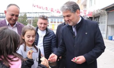 Başkan Suer çocukların yüzünü güldürmeyi başarıyor
