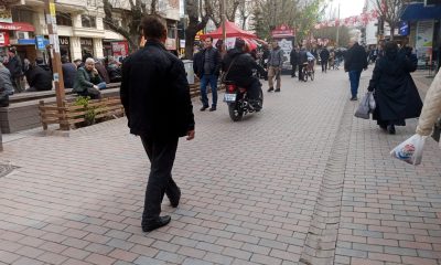 Kuralsız motosiklet ve bisiklet sürücüleri yayaları umursamıyor