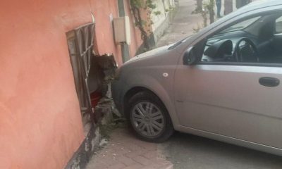 Minibüsle çarpışan otomobil evin duvarına çarparak durabildi