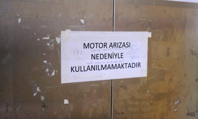 Bozulan asansörün üzerindeki kağıtta geçen komik diyalog dikkat çekti (Video Haber)