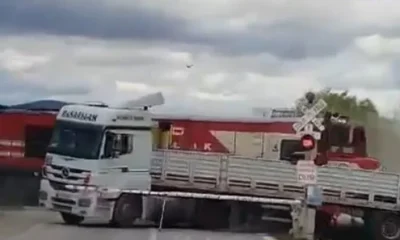 Hemzemin geçitte mahsur kalan tıra tren çarptı… Feci kaza kamerada