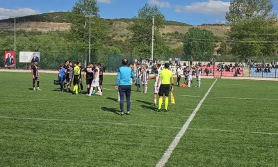 Saha içi bir anda karıştı, futbolcular tekme tokat birbirine girdi