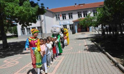 Liseliler küçük kardeşlerini hediyeleri ile sevindirdi
