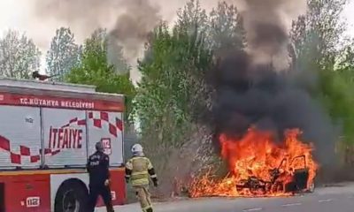Kütahya’da seyir halindeki otomobil alev alev yandı