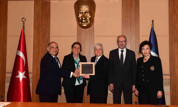Emekli öğretim üyesi Prof. Dr. Ferruh Çömlekçi’ye ’Mesleki ve Akademik Saygı Ödülü’