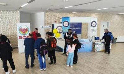 Polis ekipleri kitap fuarında vatandaşları bilgilendiriyor