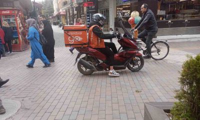 Kuralsız motosiklet ve bisiklet sürücüleri yayaları umursamıyor