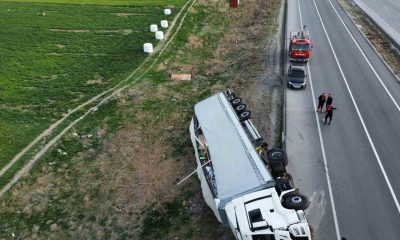 Kontrolden çıkan temizlik malzemesi yüklü tır devrildi