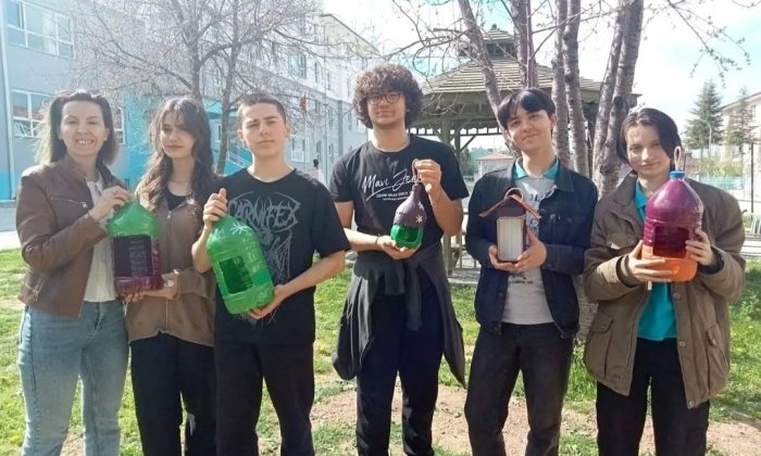 Kütahya Borsa İstanbul Anadolu Lisesinde atık malzemelerden kuş yuvası