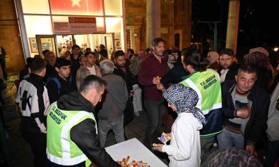 Bozüyük Belediyesi’nden Kadir Gecesi’nde şeker ikramı