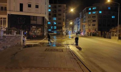 Bozüyük’te kaldırımlar tazyikli suyla yıkanarak bayrama hazırlanıyor