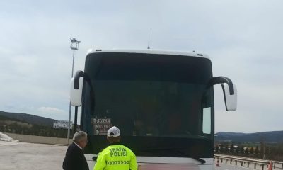 Polis ekipleri şehirlerarası otobüslerde emniyet kemeri bilgilendirmesi yaptı