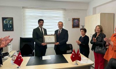 Bayırköy’de seçimin galibi olan Aykut Dilsiz mazbatasını aldı