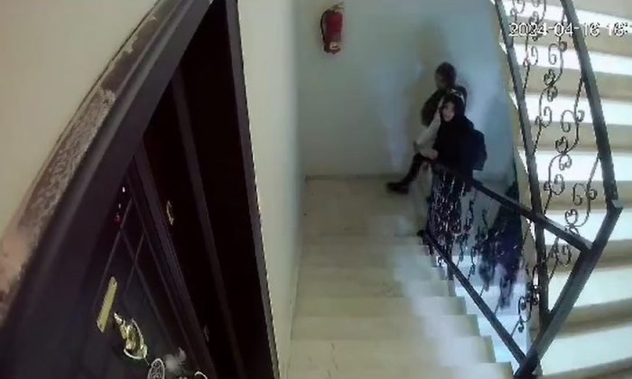 Hırsızlık amacıyla apartmana giren kadınlara güvenlik kamerası engel oldu