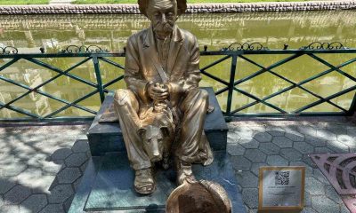 Eskişehir’de heykelin balıkçı kovası izmarit yuvası oldu