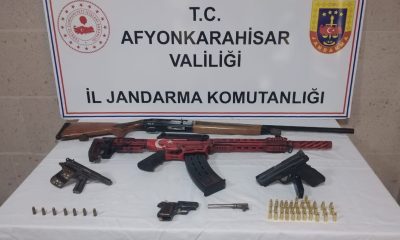 Ellerindeki ruhsatsız tabanca ve tüfekleri satamadan yakalandılar
