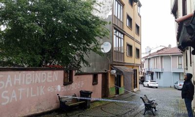 Kuvvetli rüzgar ve fırtına binanın straforlarını uçurdu