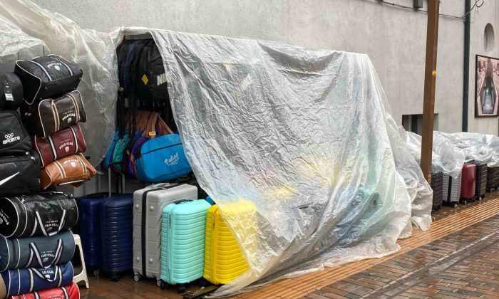 Yağan yağmura esnaftan brandalı çözüm