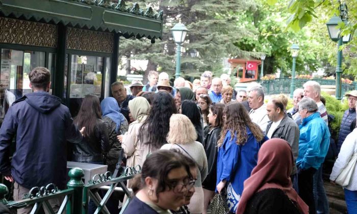 Yağmurlu ve rüzgarlı havaya rağmen gondol sırası oluşturdular