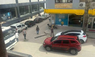 Yolun ortasına aracın park edip alışverişe gitti