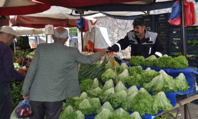 Sıcaklıkların artmasıyla pazar tezgâhlarında fiyatlar yarıya kadar düştü