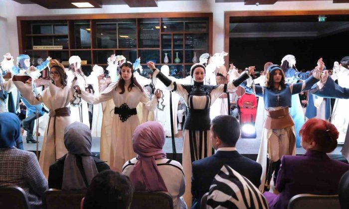Kütahya’da “Zeybek Güzellemeleri Koleksiyonu Defilesi” düzenlendi