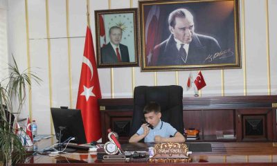 Büyünce kaymakam olmak isteyen minik Emir, koltuğa erken oturdu