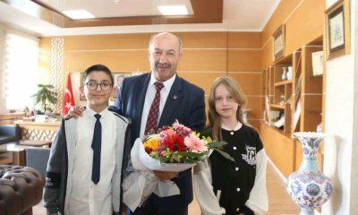 Minik öğrenciler Eymen ve Elisa Kütahya Milli Eğitim Müdürlüğünü devraldı
