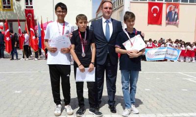 Hisarcık’ta yarışmalarda dereceye giren öğrenciler ödüllendirildi