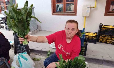 Dere kenarlarında ve sulak çayırlarda topladığı ’Labada’ bitkisini pazarda satıyor