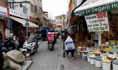 Trafiğe kapalı sokakta oluşan araç yoğunluğu tepki çekti