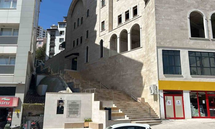 Bilecik’te merdivenli yolu süsleyen ve bir gecede kaybolan fotoğraflar hala bulunamadı