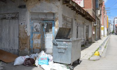 Boş çöp konteyner yerine yanına bırakılan atıklar