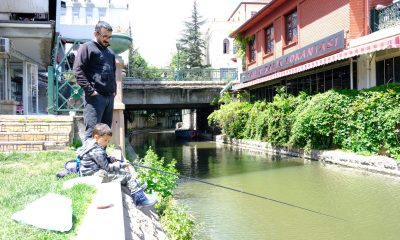 Güzel havayı gören vatandaşlar Porsuk Çayı’nda balık tutmaya çıktı