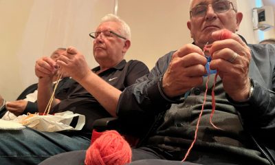 60 yaş üzeri erkekler alzheimer’i örgü örerek yeniyor