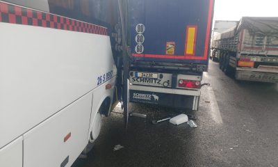 Tıra çarpan minibüs sürücüsü hayatını kaybetti