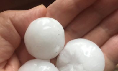 Ceviz büyüklüğündeki dolu yağışı araçların camlarını kırdı
