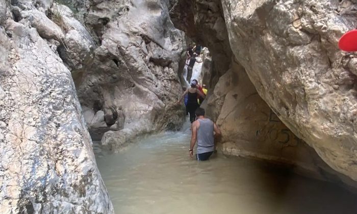 Kanyondaki akarsu içerisinde yürüyüş yaptılar