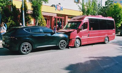 Eskişehir’de minibüs ile otomobil kafa kafaya çarpıştı: Çok sayıda yaralı var