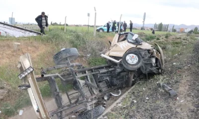 Hemzemin geçitten geçmeye çalışan kamyonete tren çarptı: 1 ağır yaralı