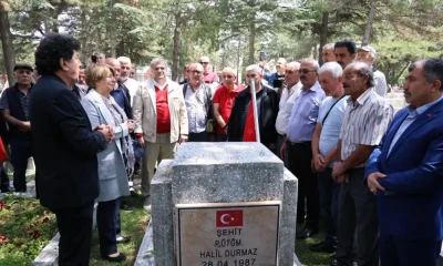 37 yıl önce şehit olan komutanlarını kabri başında andılar