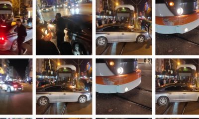 Seyir halindeki tramvay dönüş yapan otomobile çarptı