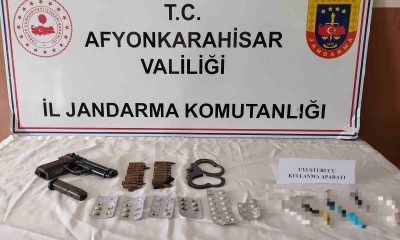 Uyuşturucu baskınında tabanca ve kelepçe ele geçirildi