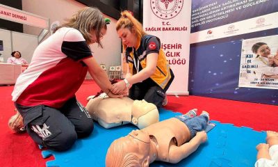 Fuar ziyaretçilerine ilk yardım eğitimi