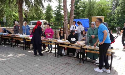 Kütahya Tavşanlı İstiklal Ortaokulu’nda Yardım Standları ve Bahar Şenliği Coşkusu