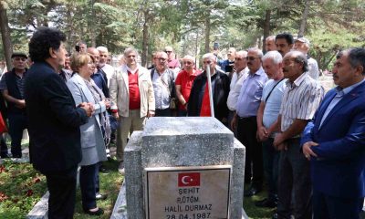 37 yıl önce şehit olan komutanlarını kabri başında andılar