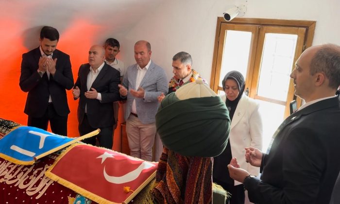 İmam-ı Azam Hazretleri’nin türbe örtüsü, Şeyh Edebali Türbesi’ne serildi