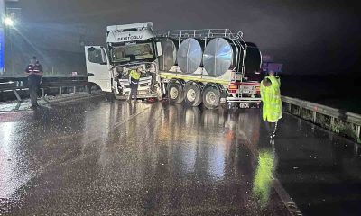 Bariyerlere çarpan tankerde 2 kişi yaralandı