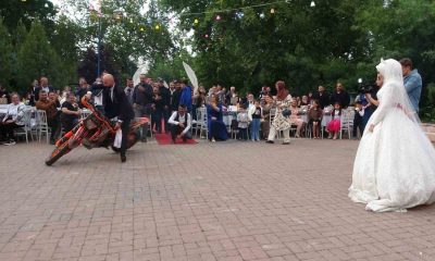 Enduro motosiklet tutkunu genç düğününde sahnede şov yaptı